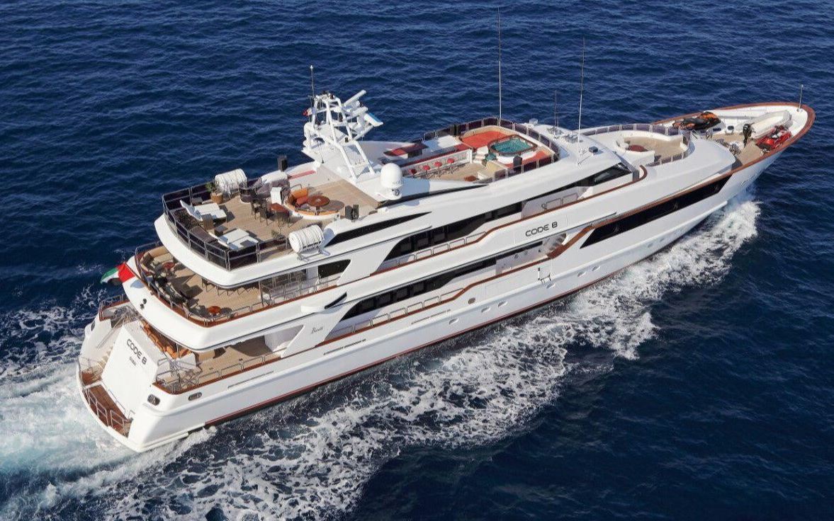 Benetti Code 8 zu mieten
