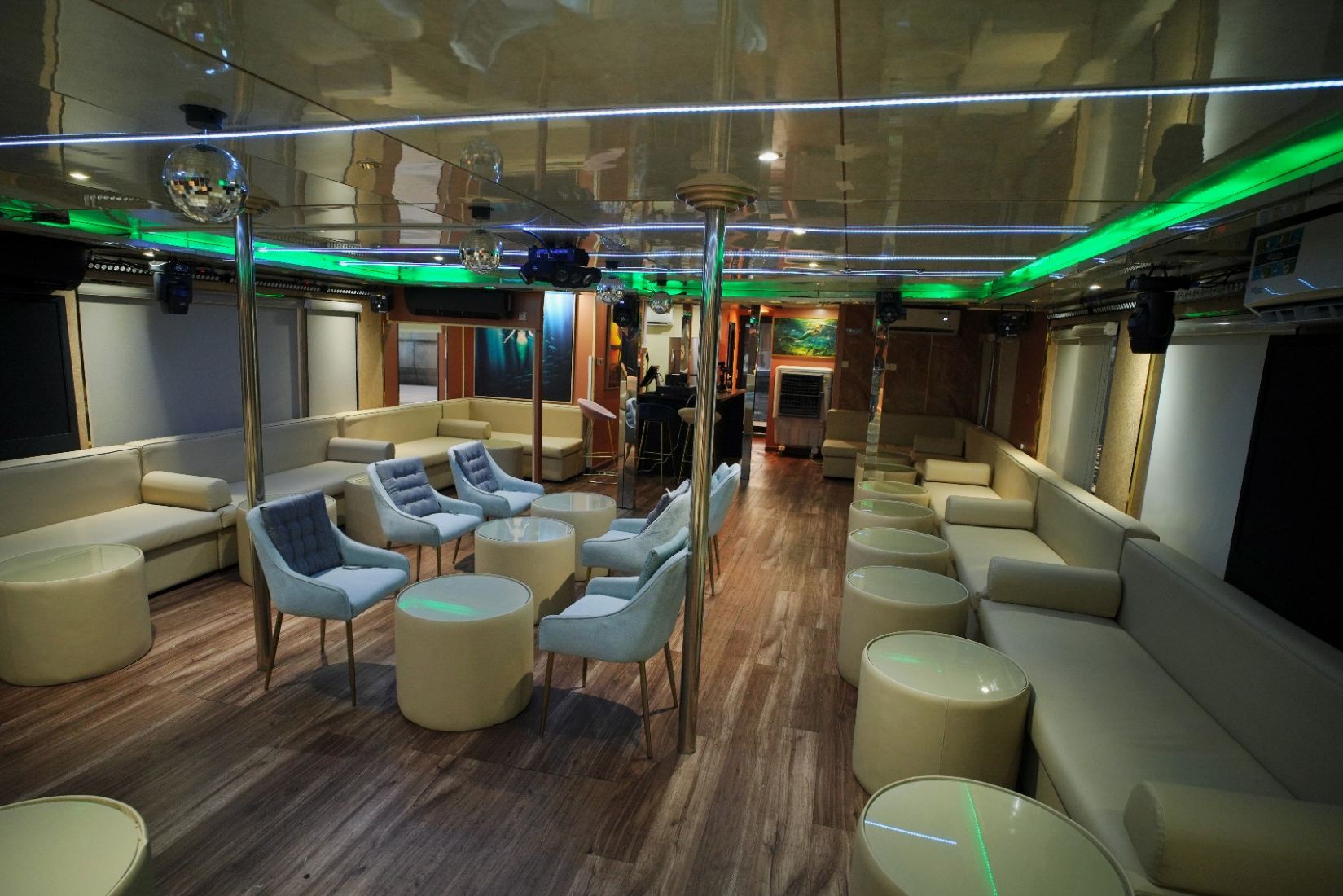 Ansicht 8: Play Boy Houseboat
