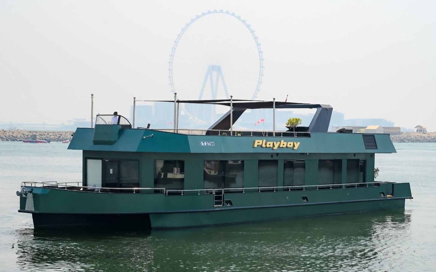 Play Boy Houseboat zu mieten