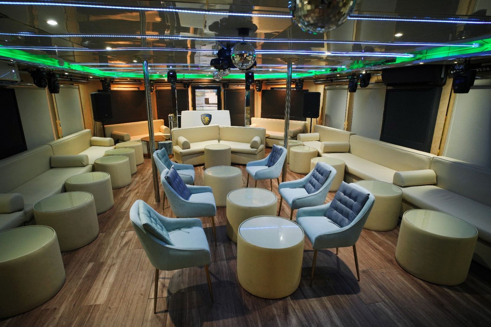 Ansicht 2: Play Boy Houseboat