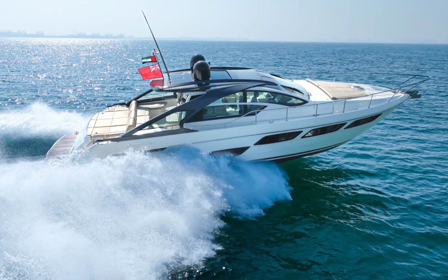 Pershing 5X Pearl White w Dubaju, 52 stopy